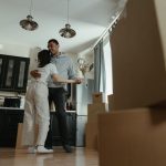 Maslak’ta evden eve nakliyat için paketlenmiş kutular ve taşıma ekipmanları