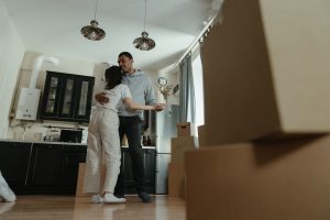 Maslak’ta evden eve nakliyat için paketlenmiş kutular ve taşıma ekipmanları