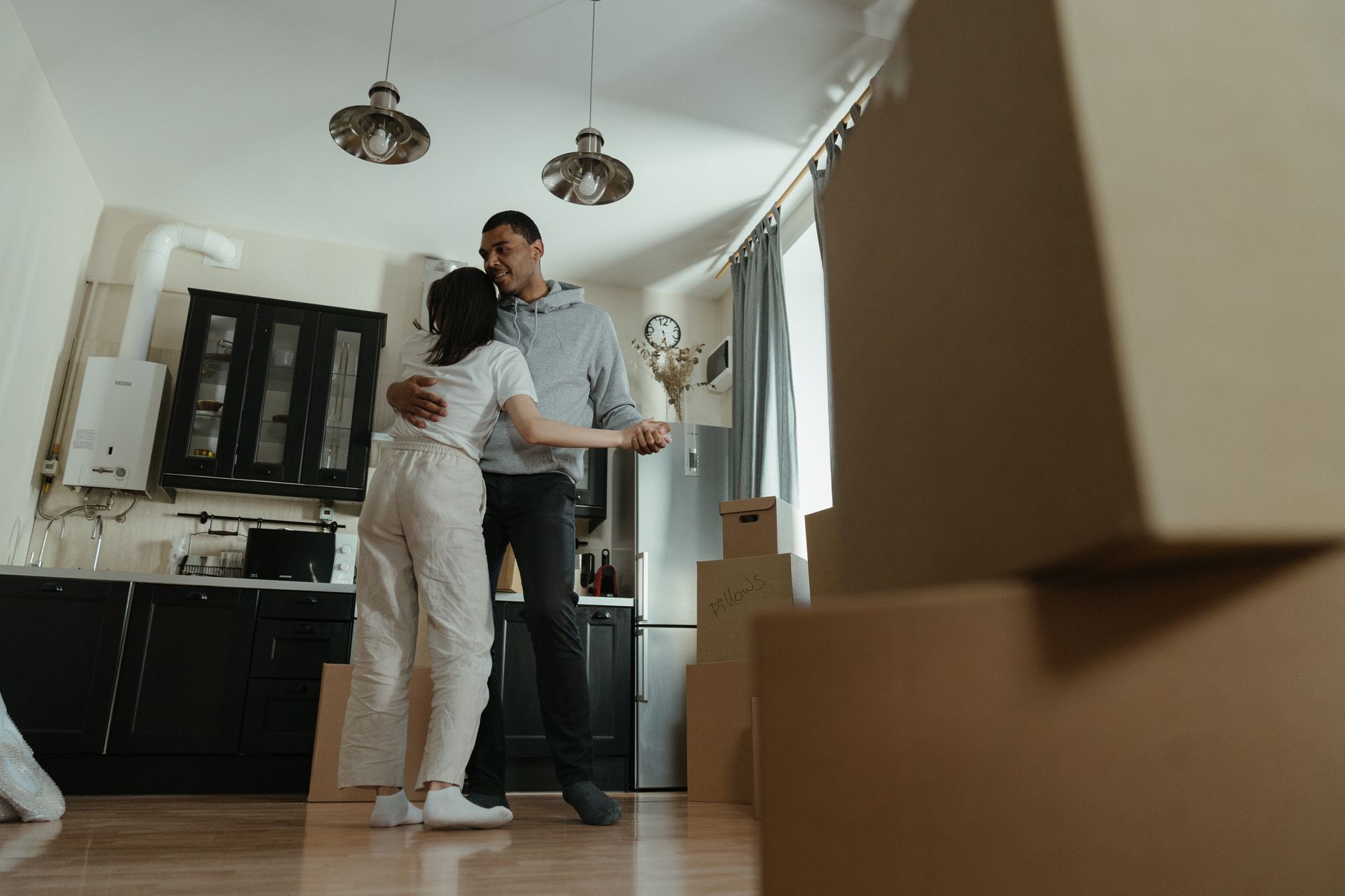Maslak’ta evden eve nakliyat için paketlenmiş kutular ve taşıma ekipmanları