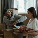 Maslak'ta evden eve nakliyat için paketlenmiş kutular ve mobilyalar