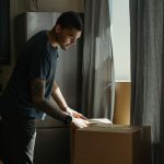 Maslak’ta evden eve nakliyat için paketleme ve taşıma sürecini gösteren bir sahne