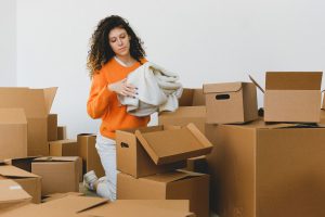Maslak’ta evden eve nakliyat için paketlenmiş kutular ve mobilyalar
